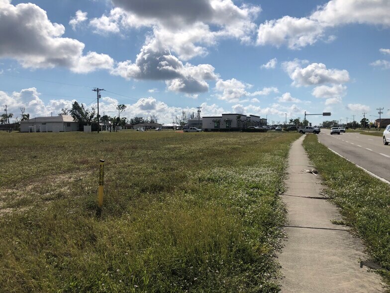 2013 Skyline Blvd, Cape Coral, FL à vendre - Photo de l’immeuble – Image 3 sur 7