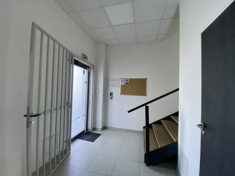 Local d’activités dans Bussy-Saint-Georges à louer - Hall d’entrée – Image 3 sur 3