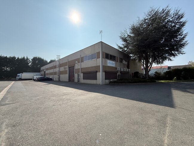 Plus de détails pour 39 Chemin De La Chap Saint Antoine, Ennery - Industriel/Logistique à louer