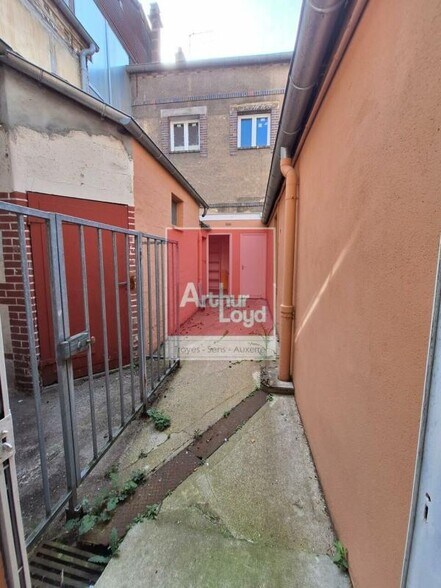 Local commercial dans Sens à louer - Photo de l’immeuble – Image 2 sur 5