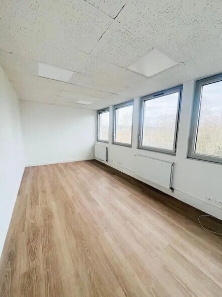 Bureau dans Le Chesnay-Rocquencourt à louer - Photo de l’immeuble – Image 1 sur 12