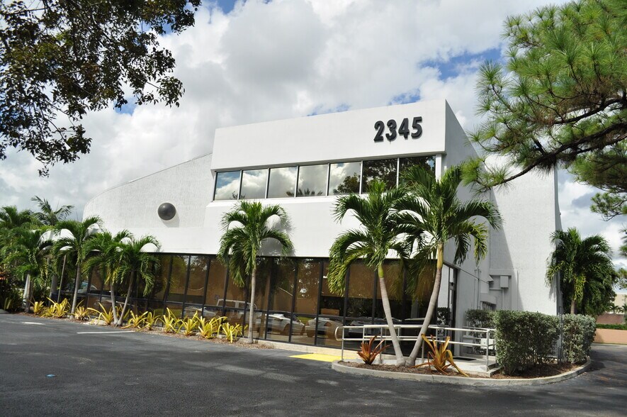 2345 W Hillsboro Blvd, Deerfield Beach, FL à louer - Photo de l’immeuble – Image 2 sur 2