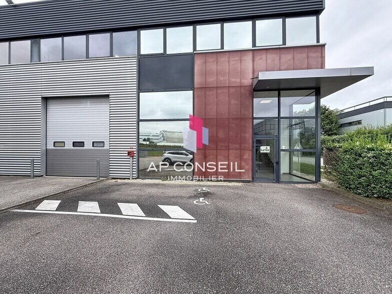 Local d’activités dans Élancourt à louer - Photo de l’immeuble – Image 1 sur 7