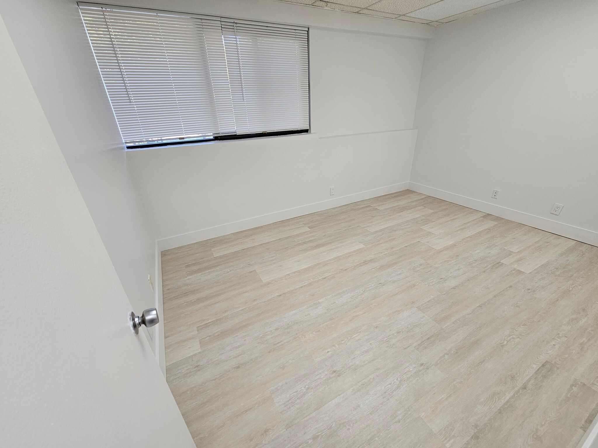 501 Golden Isles Dr, Hallandale Beach, FL à louer Photo intérieure– Image 1 sur 2