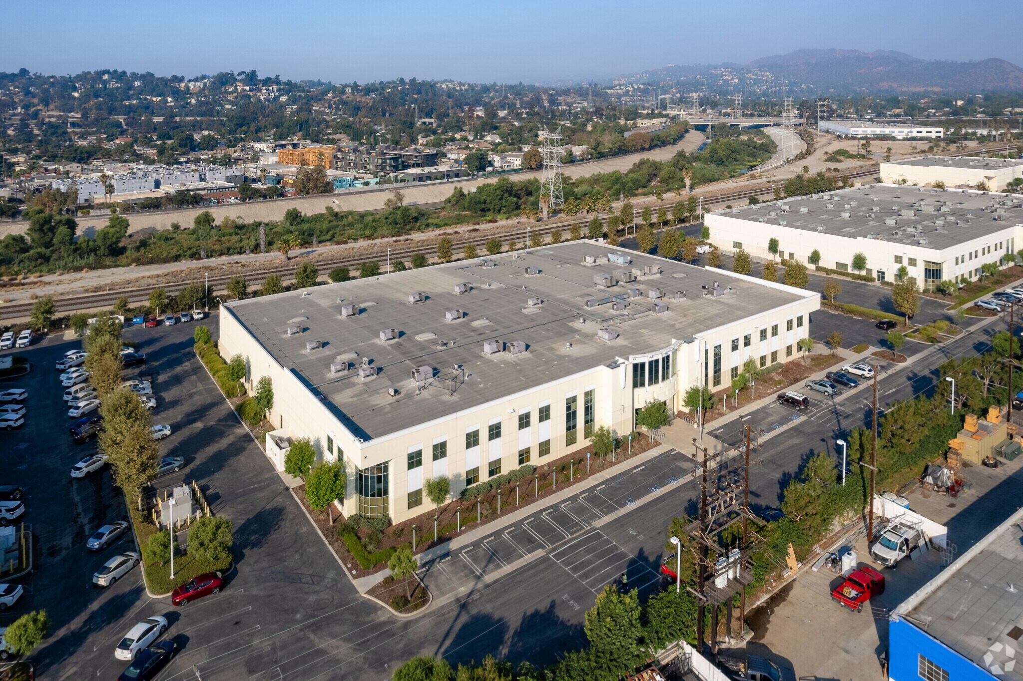 2710 Media Center Dr, Los Angeles, CA à louer Photo principale– Image 1 sur 44