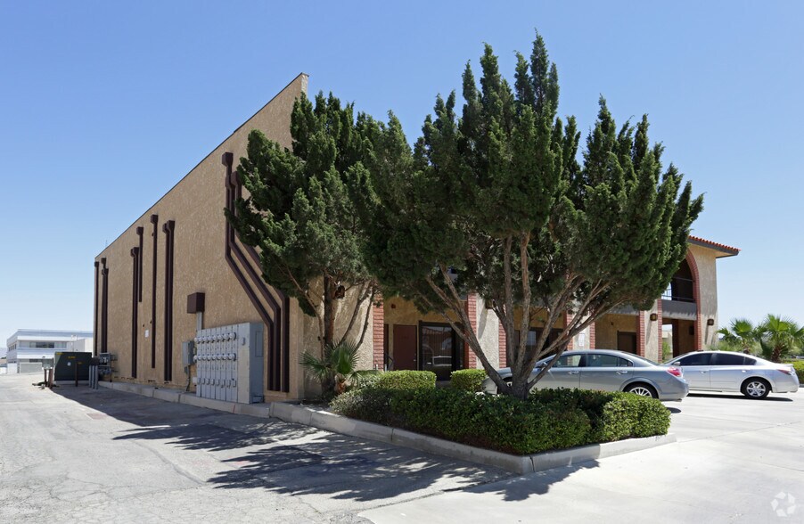 15402 W Sage St, Victorville, CA à vendre - Photo de l’immeuble – Image 2 sur 49