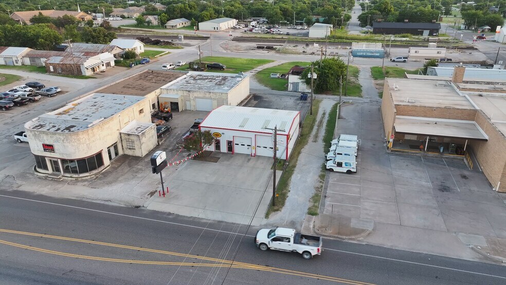 108 E Wise St, Bowie, TX à vendre - Vidéo sur l’annonce professionnelle – Image 2 sur 38