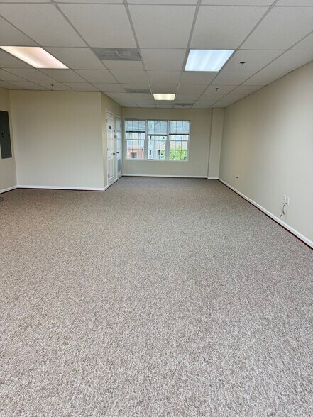 13885 Hedgewood Dr, Woodbridge, VA à vendre - Photo de l’immeuble – Image 2 sur 16