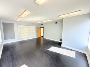 14654-14664 Victory Blvd, Van Nuys, CA à louer Photo intérieure– Image 1 sur 3