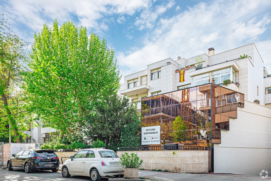 Immeuble residentiel dans Madrid, Madrid à vendre - Photo de l’immeuble – Image 2 sur 3