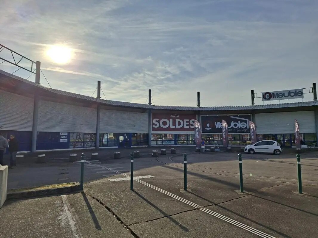 Local commercial dans Sainte-Marguerite à louer Photo de l’immeuble– Image 1 sur 4