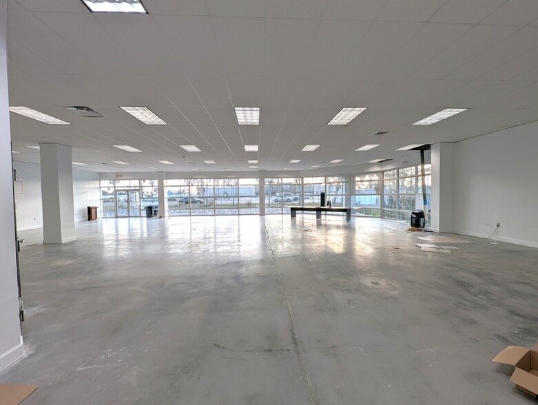 901 N Missouri Ave, Largo, FL à louer - Photo de l’immeuble – Image 3 sur 23