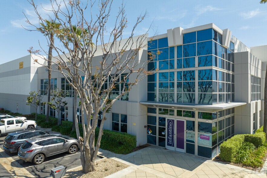 13489 Jurupa Ave, Fontana, CA à louer - Photo de l’immeuble – Image 2 sur 7