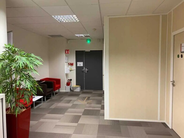 Bureau dans Boigny-sur-Bionne à vendre - Photo de l’immeuble – Image 2 sur 11