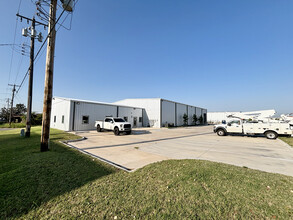 320 NE 39th Ter, Oklahoma City, OK à louer Photo de l’immeuble– Image 1 sur 12