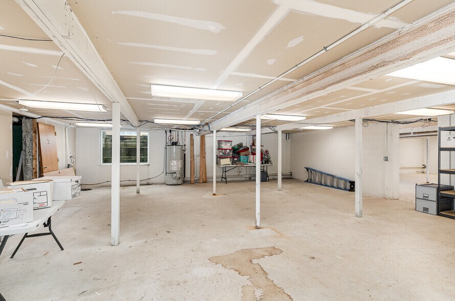635 N Center Rd, Saginaw, MI à louer - Photo de l’immeuble – Image 2 sur 24