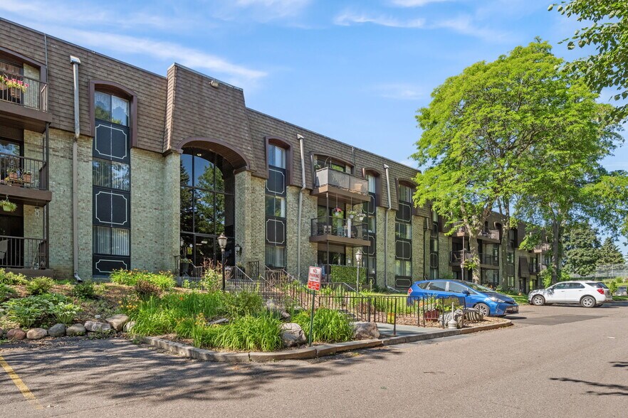 1945 Oakdale Ave, West Saint Paul, MN à vendre - Photo de l’immeuble – Image 3 sur 31