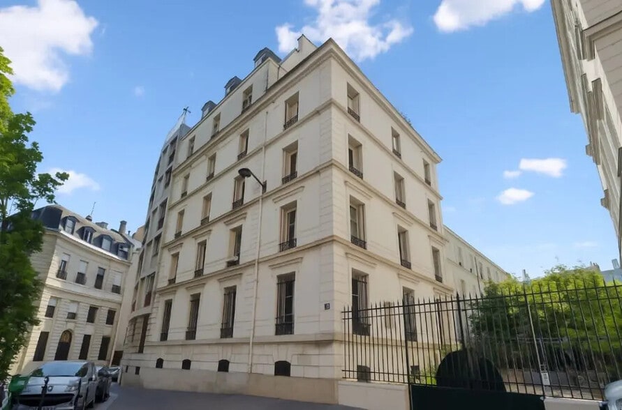 11 Rue Chateaubriand, Paris à louer - Photo de l’immeuble – Image 2 sur 9