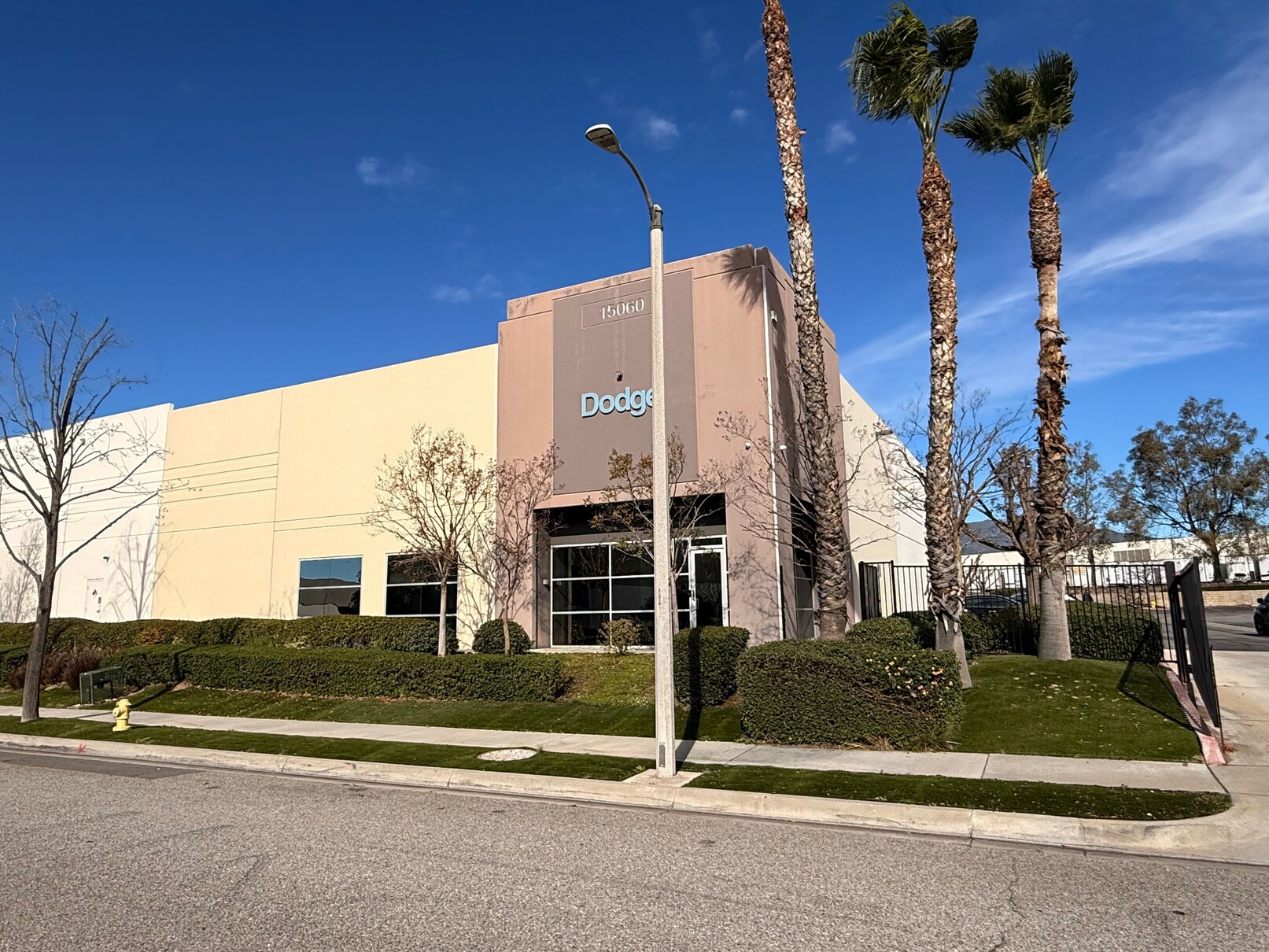15060 Hilton Dr, Fontana, CA à vendre Photo de l’immeuble– Image 1 sur 8
