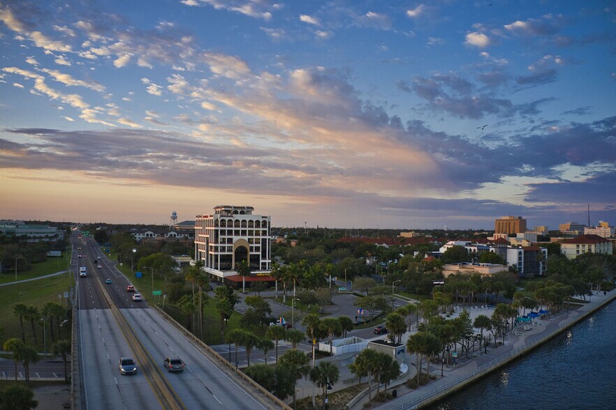 101 Riverfront Blvd, Bradenton, FL à louer - Photo de l’immeuble – Image 3 sur 14