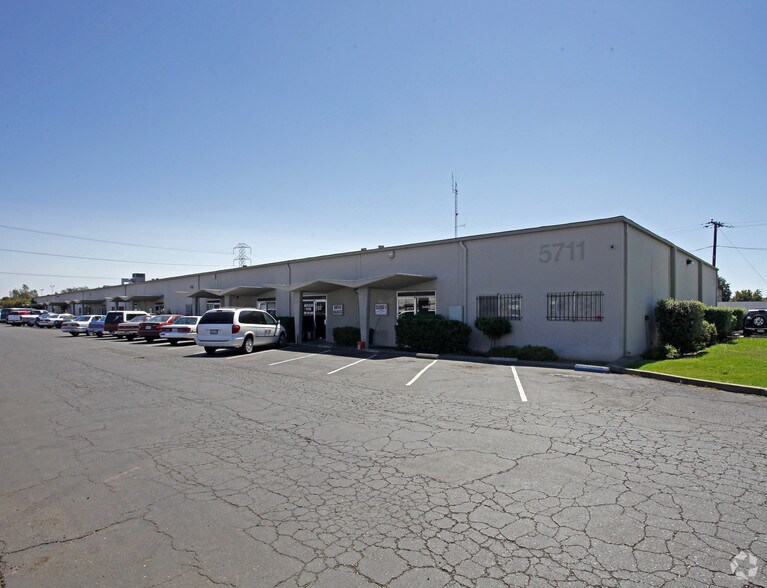 5711 Florin Perkins Rd, Sacramento, CA à louer - Photo principale – Image 1 sur 3