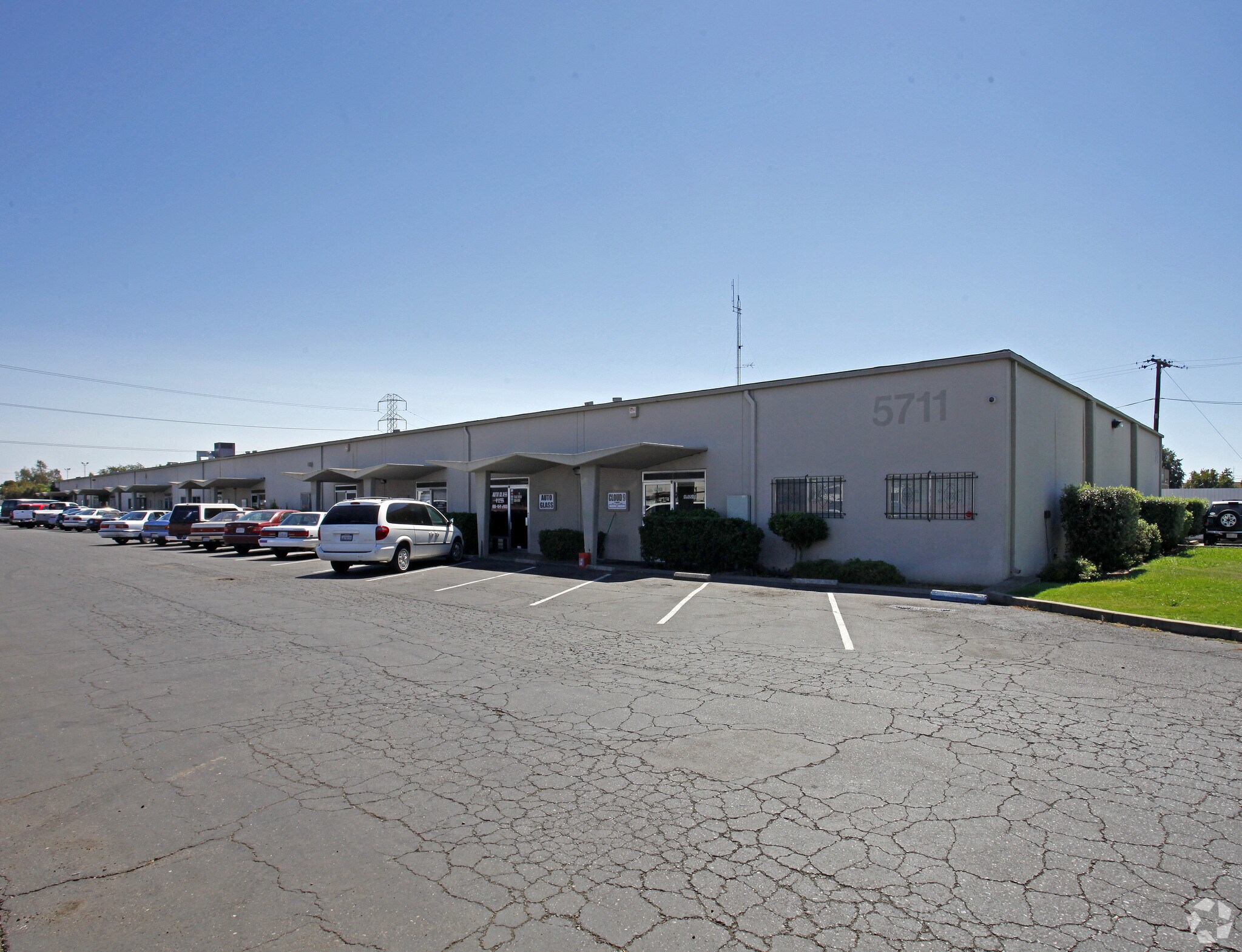5711 Florin Perkins Rd, Sacramento, CA à louer Photo principale– Image 1 sur 4