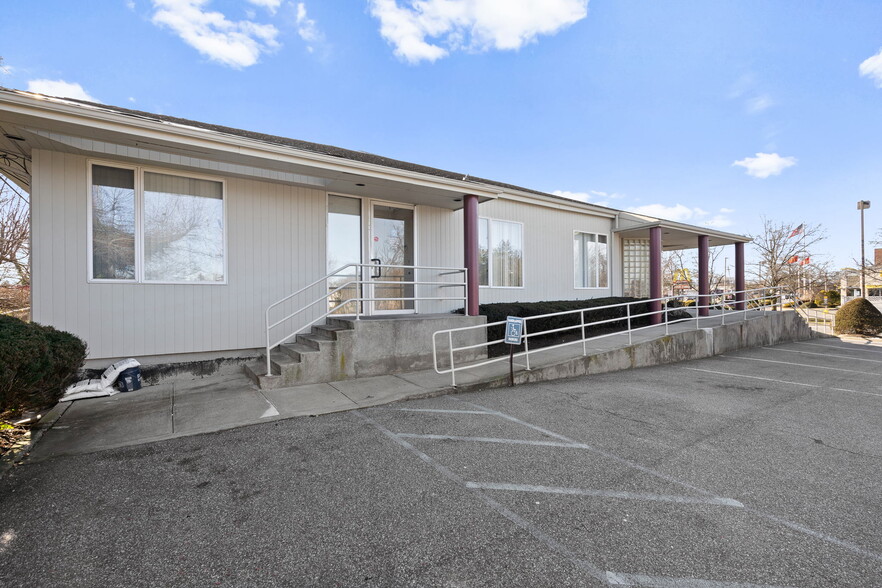 824 Old Country Rd, Plainview, NY à louer - Photo de l’immeuble – Image 2 sur 6