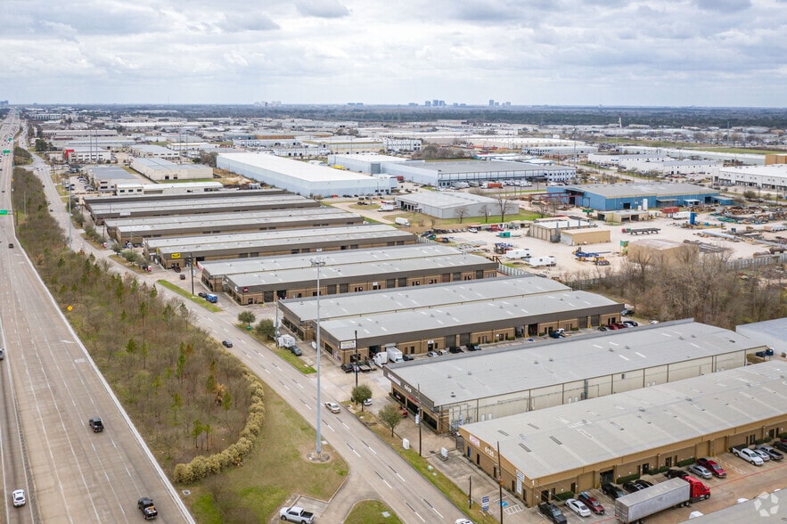 5829 W Sam Houston Pky N, Houston, TX à louer - Aérien – Image 3 sur 38