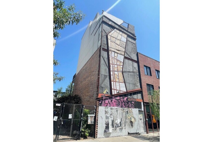 241 Grand St, Brooklyn, NY à vendre - Photo de l’immeuble – Image 2 sur 4