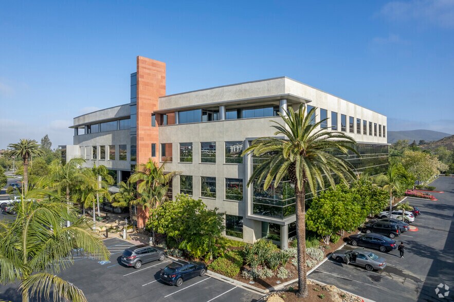 300 Rancheros Dr, San Marcos, CA à louer - Photo de l’immeuble – Image 1 sur 13