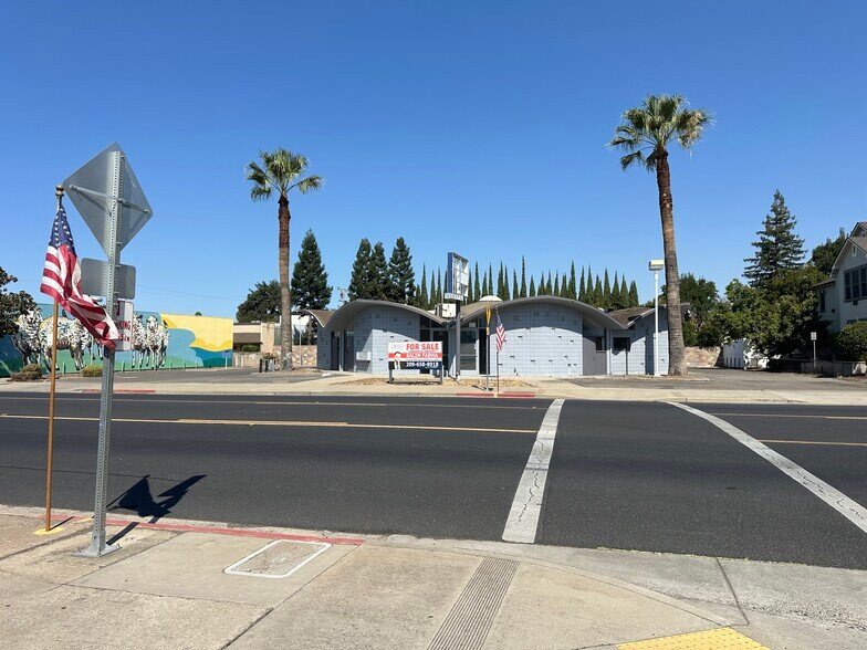 316 W F St, Oakdale, CA à louer - Photo de l’immeuble – Image 2 sur 38