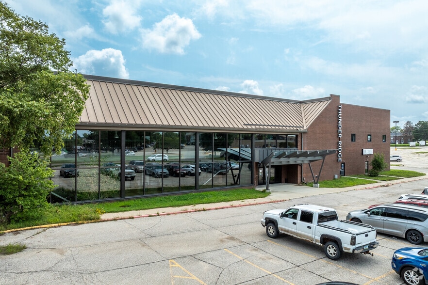 2302 W 1st St, Cedar Falls, IA à louer - Photo de l’immeuble – Image 3 sur 9