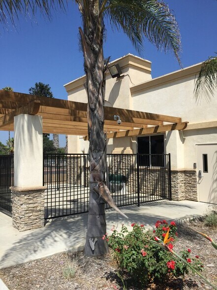 960 W Mission Blvd, Pomona, CA à louer - Photo de l’immeuble – Image 3 sur 6