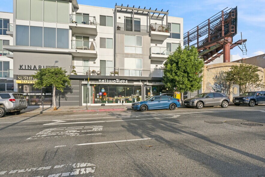 801 N Fairfax Ave, Los Angeles, CA à louer - Photo de l’immeuble – Image 2 sur 4