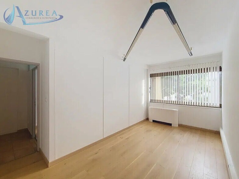Bureau dans Saint-Laurent-du-Var à louer - Photo de l’immeuble – Image 1 sur 7