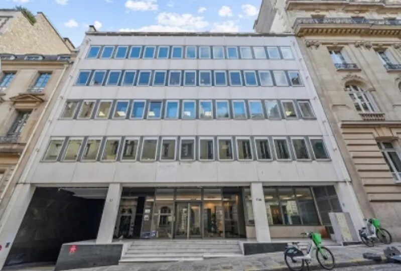 11-11 Rue Christophe Colomb, Paris à louer - Photo de l’immeuble – Image 1 sur 6