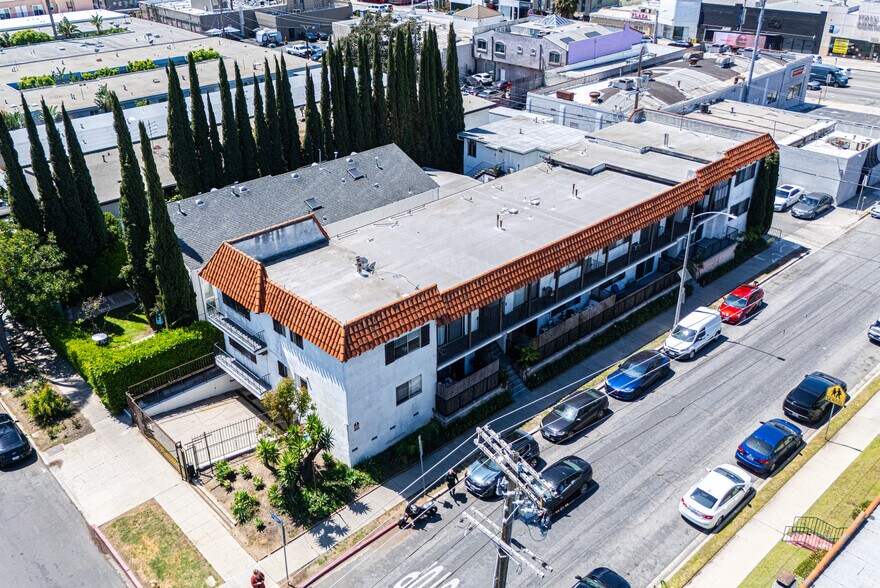 7050 Waring Ave, Los Angeles, CA à vendre - Photo de l’immeuble – Image 2 sur 20
