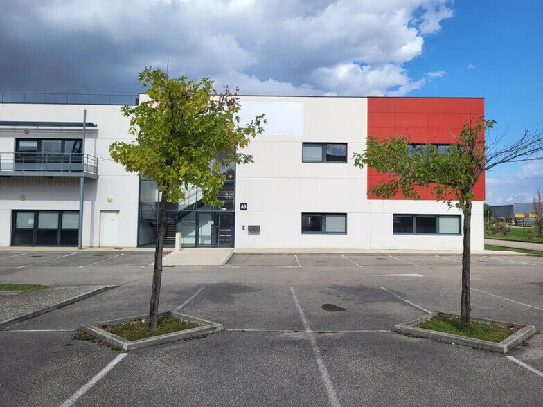 Local d’activités dans Saint-Priest à louer - Photo de l’immeuble – Image 1 sur 5