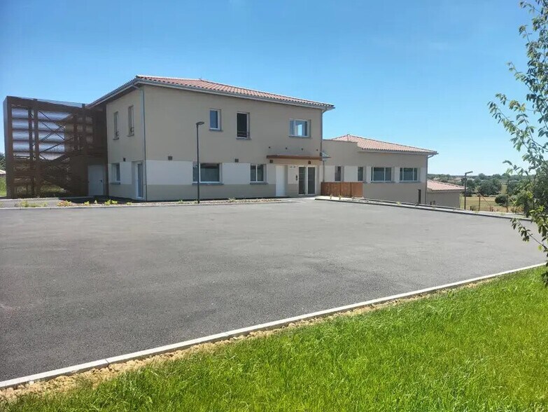 Bureaux/Médical dans Saint-Cyr-sur-Menthon à louer - Photo de l’immeuble – Image 2 sur 5