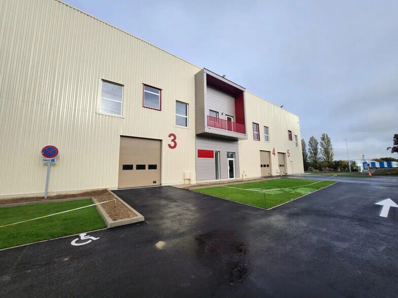 Local d’activités dans Pontoise à louer - Photo de l’immeuble – Image 1 sur 9