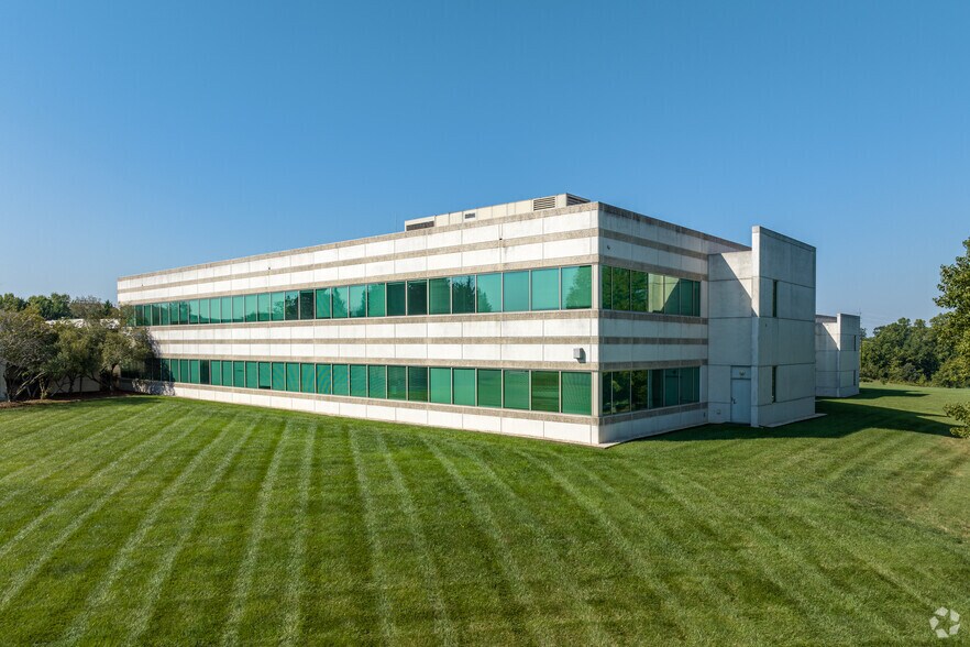 4090 Premier Dr, High Point, NC à louer - Photo de l’immeuble – Image 3 sur 23