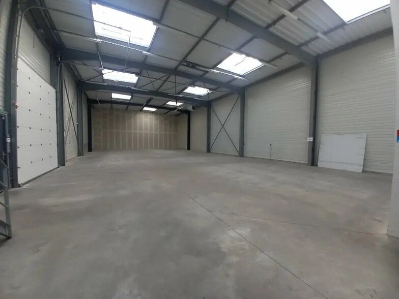 Local d’activités dans Hérouville-Saint-Clair à louer - Photo de l’immeuble – Image 2 sur 8