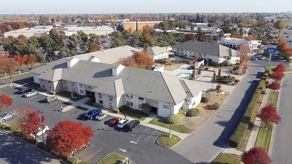 1720 Sisk Rd, Modesto, CA à vendre - Photo de l’immeuble – Image 3 sur 14