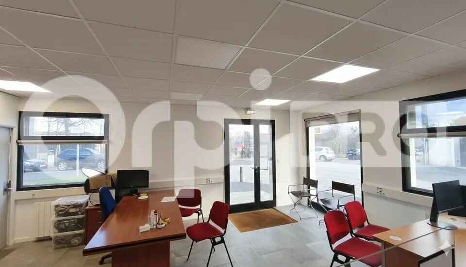 Local commercial dans Villeneuve-le-Roi à louer Photo intérieure– Image 1 sur 9