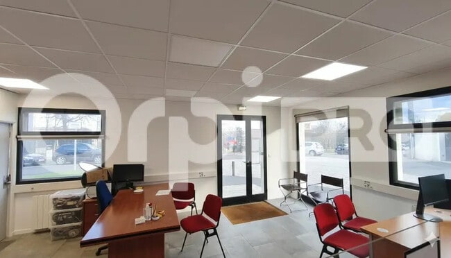 Plus de détails pour Bureau, Local commercial à louer