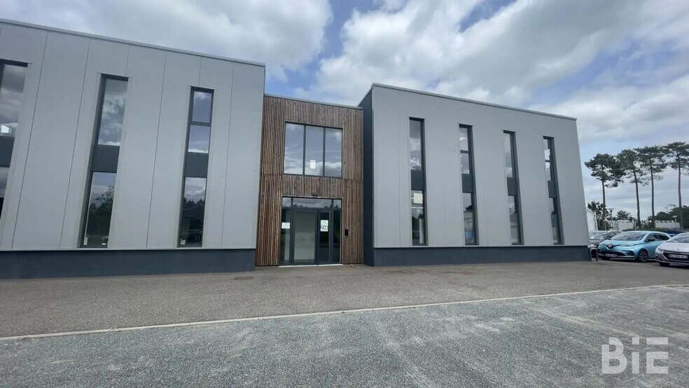 Local d’activités dans Martillac à louer - Photo de l’immeuble – Image 1 sur 7