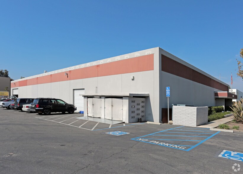 1202 McGaw Ave, Irvine, CA à louer - Photo principale – Image 2 sur 11