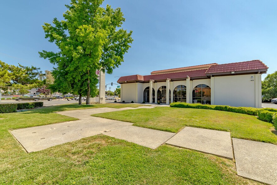 5299 Auburn Blvd, Sacramento, CA à louer - Photo de l’immeuble – Image 2 sur 13