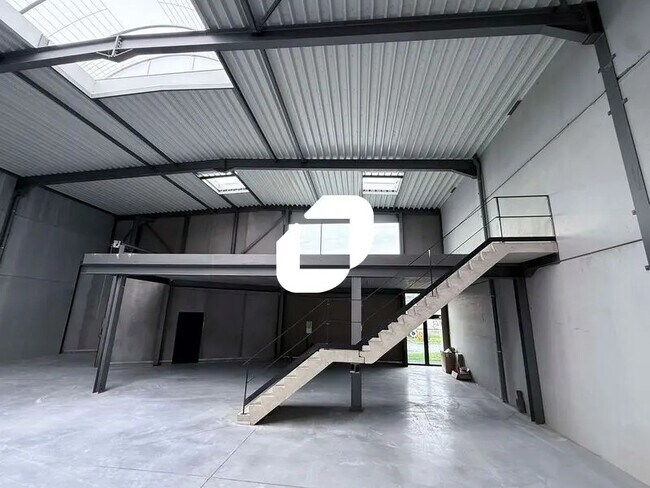 Plus de détails pour Bureau, Local d'activités à louer