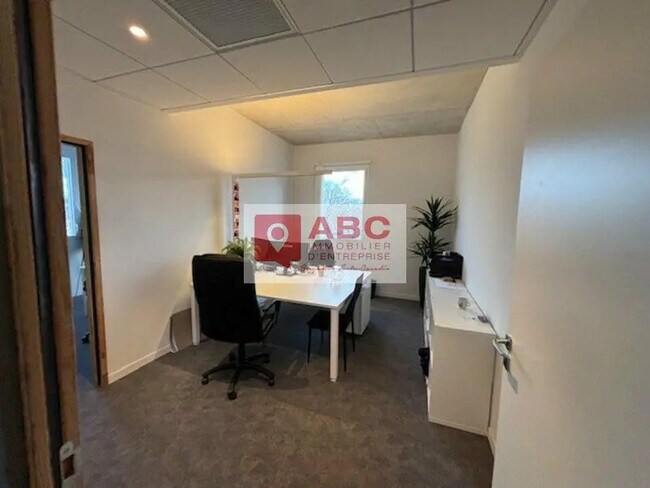 Plus de détails pour Bureau, Industriel/Logistique à louer